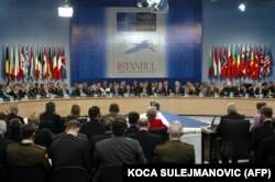 نشست سران ناتو در ژوئن ۲۰۰۴ در استانبول