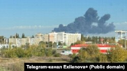 На опубликованных в соцсетях видео и фото видно густой дым от пожара, вспыхнувшего после удара