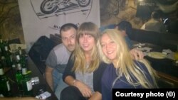 Adrian Albu, sora lui, Elsa, și prietena lor Mimi Voicu au fost împreună în Colectiv în noaptea tragediei.