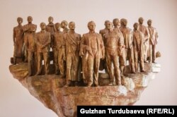 Тургунбай Садыковдун 1986-жылы жасаган "Ысык-Көл форуму" эмгеги.