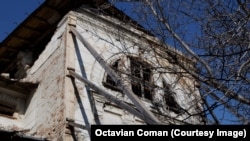 Elemente de susținere ale fațadei clădirii principale ale închisorii din Râmnicu Sărat. Instalate la lucrările începute în 2017.