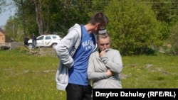 Дочка вбитого чоловіка Анна спостерігає за ексгумацією