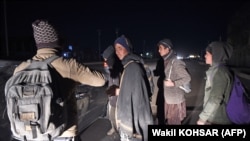 تصویر آرشیف: شماری از جوانان ولایت نیمروز که قصد رفتن به ایران را دارند