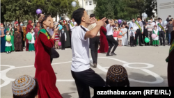 2022-nji ýylyň 25-nji maýynda Türkmenistanyň orta mekdepleriniň birinde geçirilýän "soňky jaň" dabarasy (Illýustrasiýa suraty)