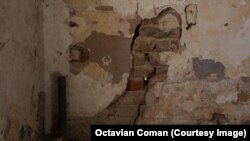 Crăpătură într-unul dintre pereții fostului peniteniciar de la Râmnicu Sărat. Fotografie din februarie 2022