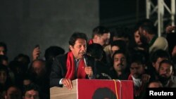 عمران خان په اپرېل کې له دندې له ګوښه کېدو راهیسې احتجاجونو او جلسو ته دوام ورکړی دی - پخوانی انځور.