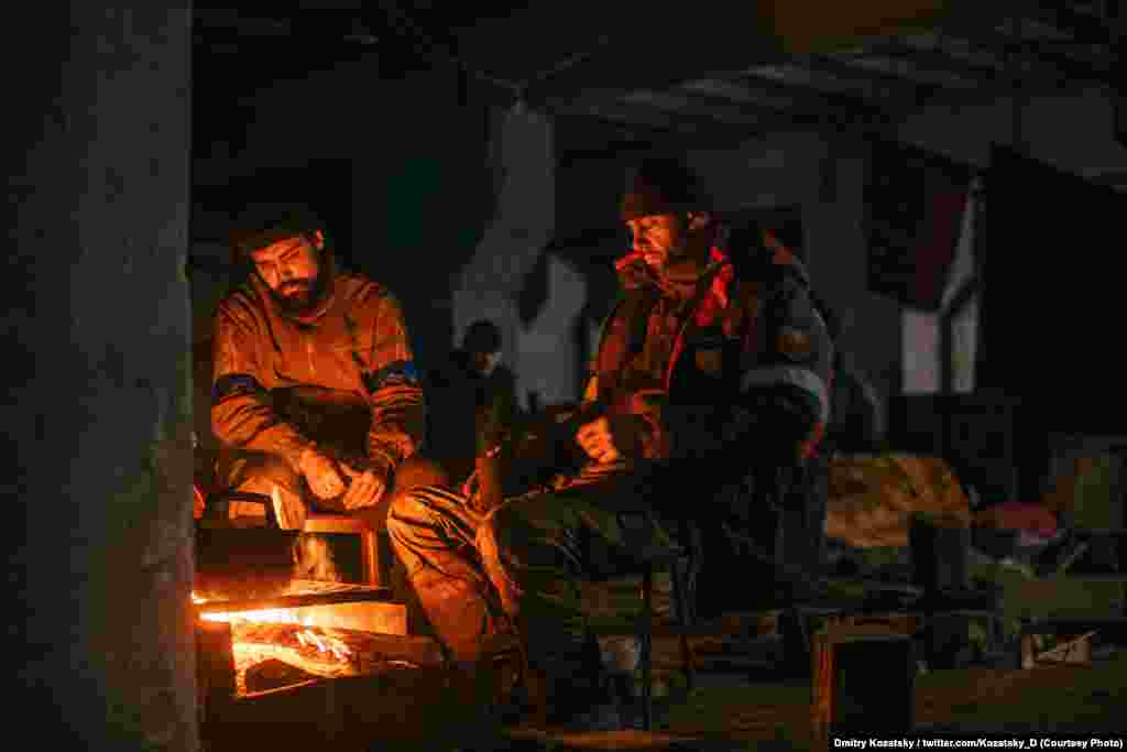 Полк &laquo;Азов&raquo; &mdash; крайне правая добровольческая группа, которая с 2014 года входит в состав Национальной гвардии Украины. Ранее это было военизированное ополчение, известное как батальон. &laquo;Азов&raquo; придерживается ультранационалистической идеологии, которую власти США связывают с неонацистским экстремизмом. Но сторонники &laquo;Азова&raquo; видят в нем патриотическую и боеспособную часть сил обороны страны.