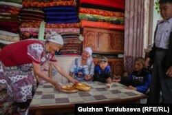 Айнура Шабданова неберелери менен чай үстүндө.