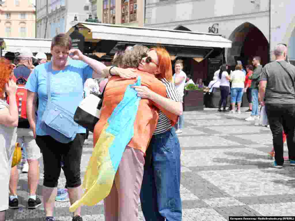 ...та прапорами в національних кольорах України.