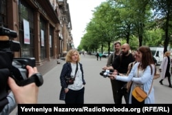 НаталяЛобач під час презентації своєї виставки плакатів у Запоріжжі