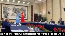 БУУнун адам укуктары боюнча комиссары Мишель Бачелеттин Кытайдын тышкы иштер министри Ван И менен жолугушуусу, 24-май 2022-жыл.