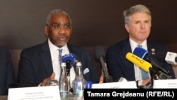 Gregory Meeks, președintele Comitetului pentru Afaceri Externe al Camerei Reprezentanților din Congresul SUA (stânga) și Michael McCaul, membru republican al Comitetului, într-o conferință de presă la Chișinău, 21 mai 2022
