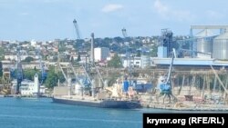 Судно класу балкер на навантаженні біля зернового терміналу в бухті Авліта у Севастополі