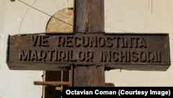 Crucea ridicată în curtea închisorii în memoria deținuților politici care au suferit în comunism este și ea în pericol de prăbușire