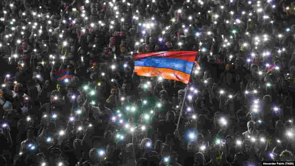 Ереванда оппозициянең протест чарасы. Оппозиция Әрмәнстан премьер-министры Никола Пашинянга Брюсселдә Азәрбайҗан президенты Илһам Алиев белән очрашуда Таулы Карабах мәсьәләсен күтәрмәгән өчен протест белдерә, аны&nbsp;Таулы Карабахны&nbsp;Азәрбайҗанга "сатуда" гаепли. 24 май 2022 (ТАСС / Александр Патрин)