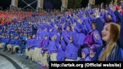 Діти в «Артеку» вітають Путіна з днем народження. Крим, 2017 рік