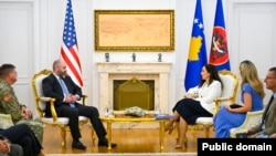 Presidentja e Kosovës, Vjosa Osmani në takim me zyrtarin e lartë amerikan të Mbrojtjes, David Baker.