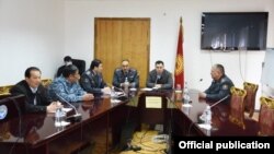 Садыр Жапаров Улан Ниязбековду ИИМге тааныштырган учуру. Сүрөт Ички иштер министрлигине таандык. mvd.kg сайтына жарыяланды. 11-октябрь, 2020-жыл.