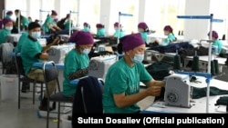 Работники швейного предприятия в Кыргызстане. Архивное фото. 