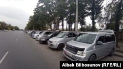 Токтогул районуна каттаган машинелер жол четинен эле жүргүнчү алышат. Алардын качан келип, качан кетип жатканын эч ким көзөмөлдөбөйт.