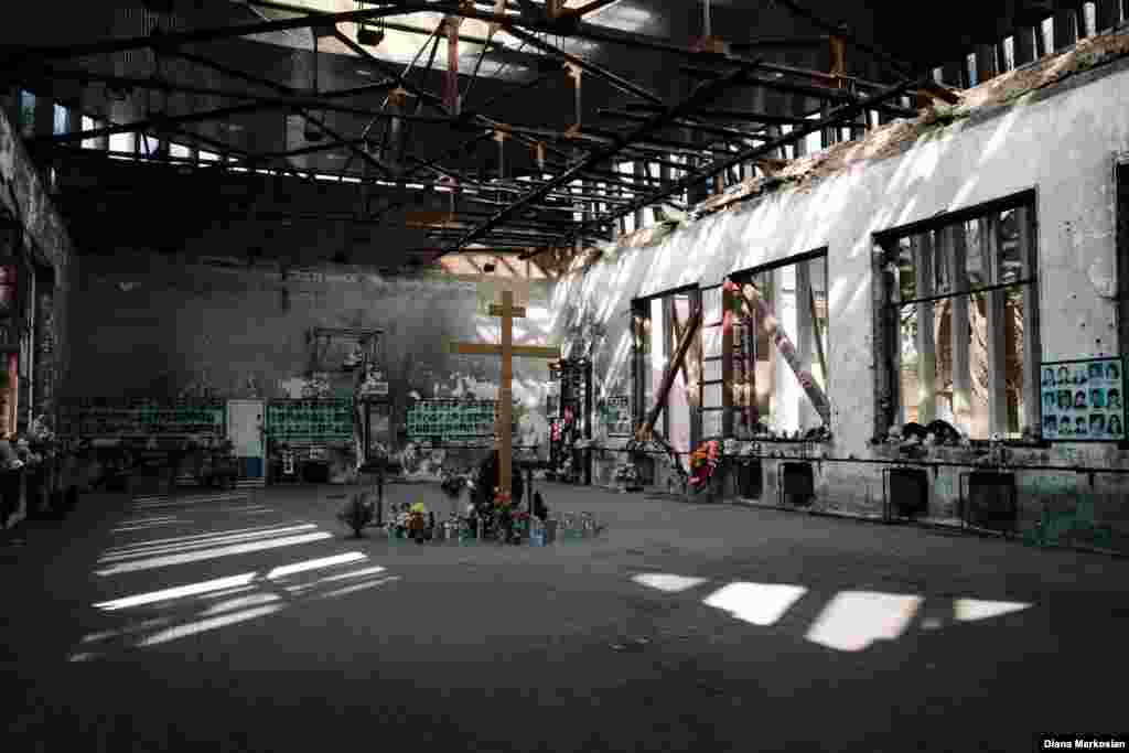 У останні дні місцеві жителі винесли зі спортзалу школи №1 принесені туди за минулий рік іграшки. Таким чином, вони звільняють місце новим приношенням, які знаменують 10-річний ювілей Бесланской трагедії. Урочисті заходи у пам'ять про жертв Беслана почалися 1 вересня з традиційної панахиди у старій школі і процесії на кладовище. Спортзал укладений в золотий саркофаг, що прикрашений квітами і символізує величезний вінок. На другий день в столиці Північної Осетії Владикавказі відбувся поминальний концерт. У середу, 3 вересня відбуваються дві заключних заупокійних служби. В небо випускають білі повітряні кулі, які символізують кожне з втрачених життів.