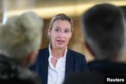 Alice Weidel, șefa AfD, spune că nu este extremistă și nici conservatoare din cale-afară, mai ales că este căsătorită cu o femeie originară din sudul Asiei.