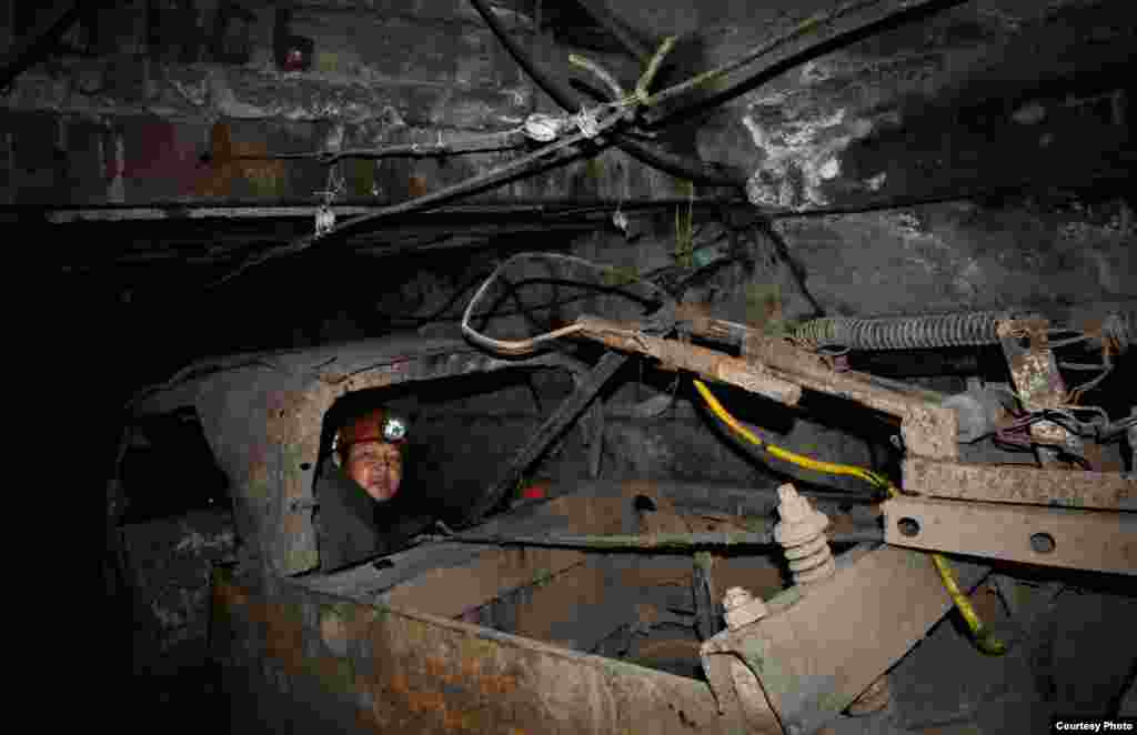 Шахтер спускается вниз.