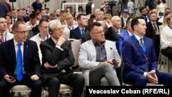 Fostul diplomat român Dan Dungaciu (al doilea din dreapta), în trecut consilier al președintelui moldovean interimar Mihai Ghimpu, la conferința MEGA din Chișinău. În spate său - fostul deputat moldovean, Vlad Cubreacov, în prezent consilier parlamentar AUR la București.