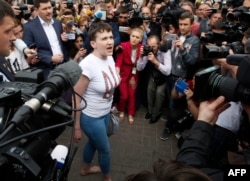 Надежда Савченко общается с журналистами в аэропорту Борисполь