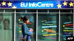 Архивска фотографија: Жена со дете проси пред седиштето на ЕУ во Скопје