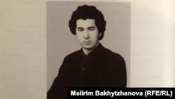 Хасен Қожахмет. 1977 жылғы ақпан. Кітабынан түсірілген сурет.