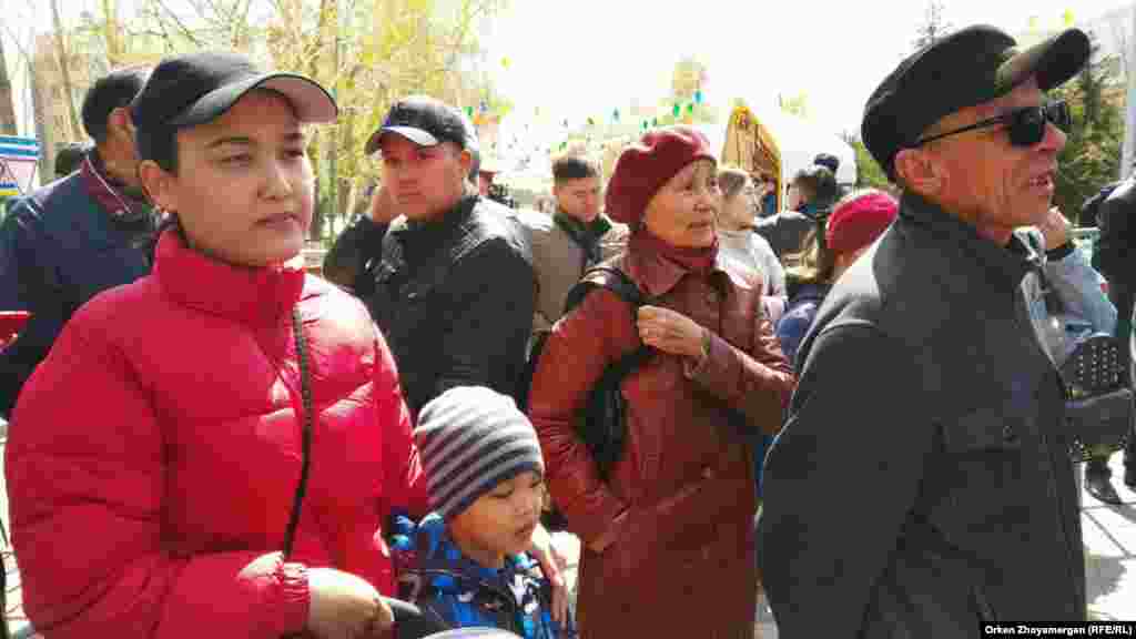 Азаматтар биліктің "халықтың жағдайын жақсартамыз" деген уәдесінен шаршағанын, бұдан әрі шыдау мүмкін емес екенін айтты. Нұр-Сұлтан, 1 мамыр 2019 жыл.&nbsp;