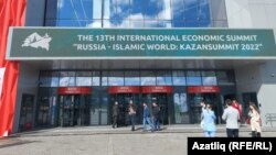 Казанда узучы чарада инглиз һәм урыс телләре генә кулланыла, татарча язарга кирәк дип тапмаганнар