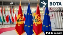 Flamuj të Malit të Zi dhe Bashkimit Evropian të vendosur në selinë e bllokut në Bruksel. Fotografi nga arkivi. 