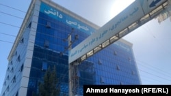 مسوولین نهاد های تحصیلی خصوصی در ولایت پروان میگویند که کاهش دانش آموزان در این نهاد ها باعث رکود چشمگیری گردیده و آنان مجبور شده اند دروازه مراکز تحصیلی خود را ببندند.