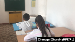 Салынғанына 80 жылдан асқан ауыл мектебінде сабақта отырған шәкірттер. Ақтөбе облысы Мұғалжар ауданы, 21 сәуір 2022 жыл (Азаттық архивіндегі фото)