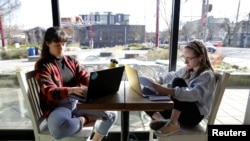 Dy studente duke mësuar afër njëra-tjetrës. Fotografi ilustruese nga arkivi