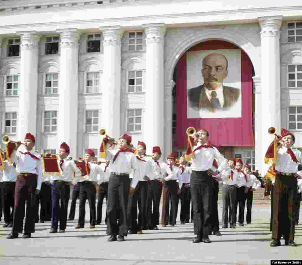 A 1977 ceremony of the Vladimir Lenin All-Union Pioneer Organization takes place in Ulyanovsk. The Young Pioneers was a youth organization in the Soviet Union whose members were obligated to &ldquo;build communism, labor for the welfare of the motherland, and prepare to be its defender.&rdquo; The organization was seen as an on-ramp to eventual membership in the Communist Party. &nbsp;