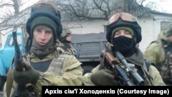 Віктор Балай (праворуч) та Павло Холоденко (ліворуч) у зоні проведення АТО, 2014-15 роки. Архів сім’ї Холоденків