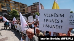 KOSOVË: Protestat e punëtorëve të sindikatave në Prishtinë duke kërkuar paga më të mira.