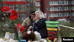 Ресей әскерінің шабуылы салдарынан бірнеше ересек кісі мен бала қаза тапқан жерде жылап отырған адам. Кривой Рог, Украина, 5 сәуір, 2025 жыл.