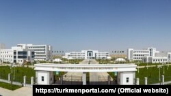 Çoganlykdaky Ýokanç keselleri merkezleriniň müdiriýeti. Illýustrasiýa suraty.