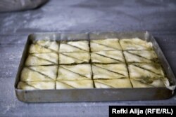Një bakllava në pastiçerinë e Hamzës është gati për t'u pjekur.