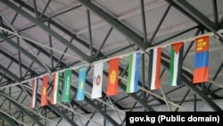 17 жана 23 жашка чейинкилер арасындагы күрөш боюнча Азия чемпионатына катышкан өлкөлөрдүн желеги. 19-июнь, 2022-ж. "Бишкек-Арена" муз майданы.