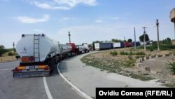 Drumul Portului s-a transformat în prezent din cale de acces inclusiv pentru tiruri, în punct de așteptare pentru zeci de vehicule de mare tonaj.