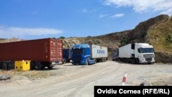 Pe locul vechii cariere de piatră aproape sunt parcate aproape 20 de tiruri cu numere de Ucraina. Unele par înmărmurite pe marginea șoselei.