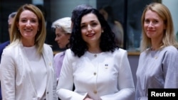 Presidentja e Parlamentit Evropian Roberta Metsola, presidentja e Kosovës Vjosa Osmani dhe kryeministrja e Estonisë Kaja Kallas pozojnë para samitit të vendeve të Ballkanit Perëndimor me liderët e BE-së, në Bruksel, Belgjikë, 23 qershor 2022.