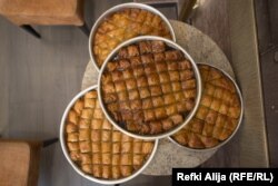 Bakllava të përgatitura në pastiçerinë e Eroll Hamzës.