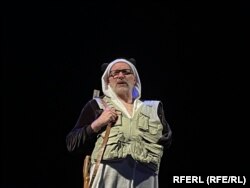 Ігар Сігоў на сцэне падчас спэктаклю па кнізе Альгерда Бахарэвіча "Сабакі Эўропы" ў Любліне