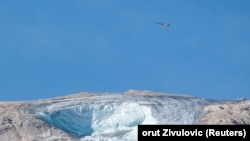 Италиядагы Альпы тоо кыркаларындагы мөңгү. 4-июль, 2022-жыл.